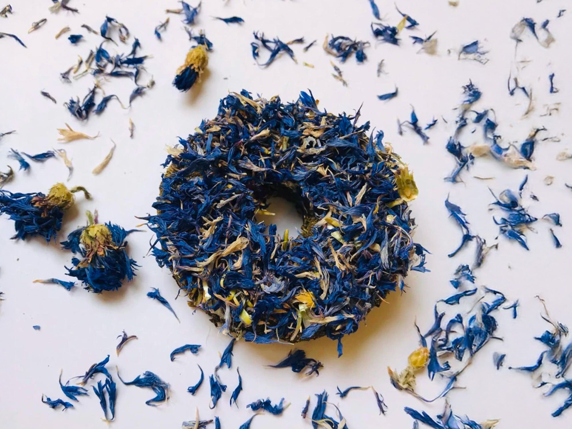 Pamlsek pro králíka DONUT chrpa