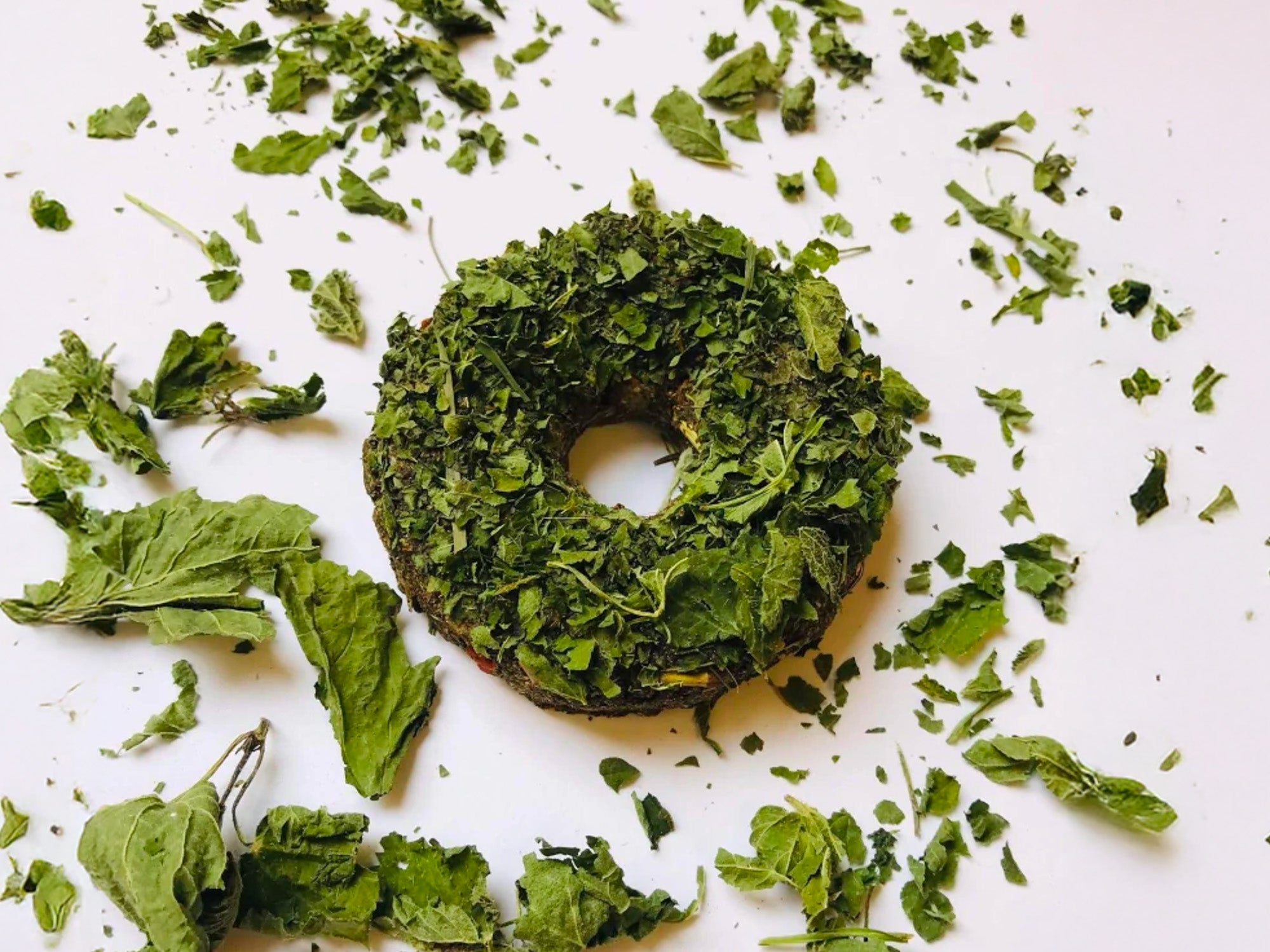 Pamlsek pro králíka DONUT kopřiva