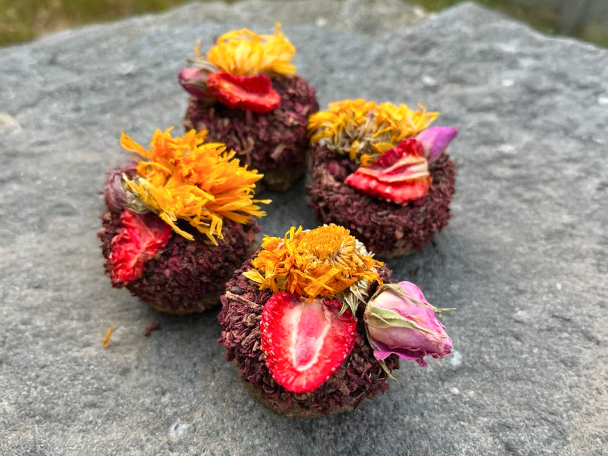 Pamlsek pro králíka HNÍZDEČKO s jahodou a růží